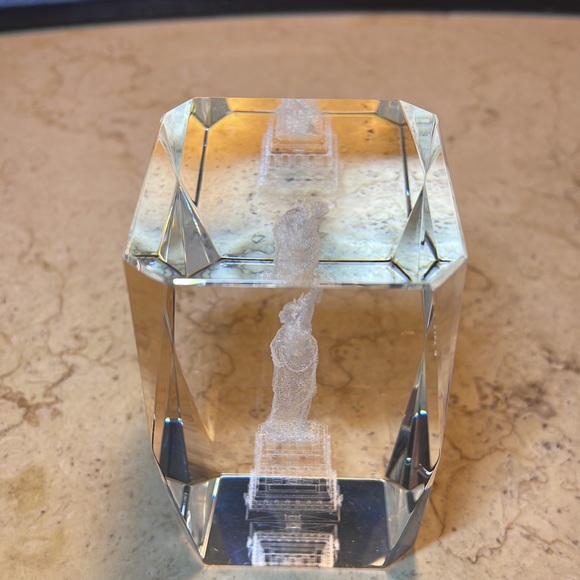 Crystal statue of liberty paperweight - Picture 6 of 11